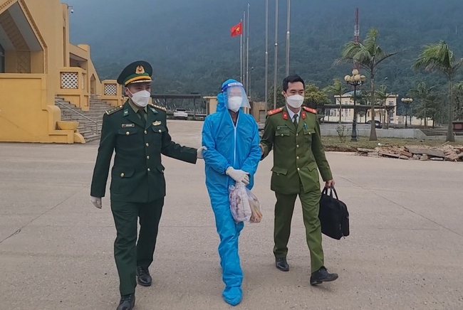 Quảng Bình bắt đối tượng truy nã khi đang nhập cảnh trở lại Việt Nam - Ảnh 1.