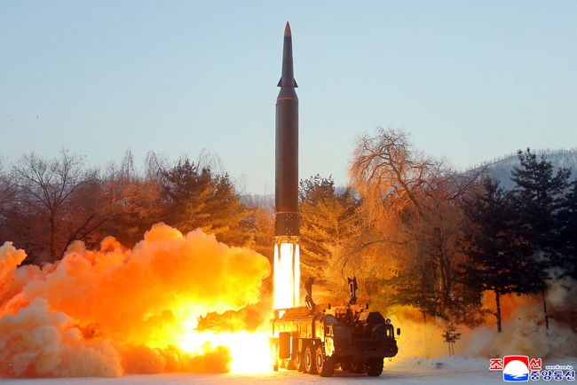 Triều Tiên tuyên bố phóng thành công tên lửa siêu thanh - Ảnh 1.