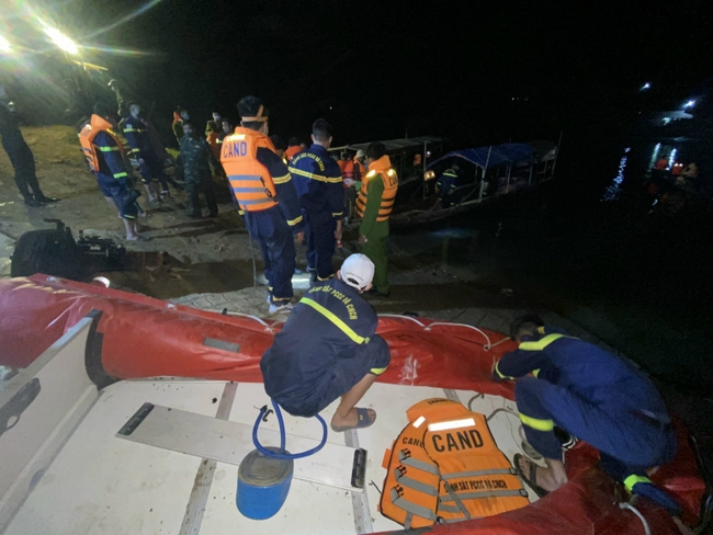 Thanh Hóa: Đã tìm thấy thi thể cháu bé trong vụ lật thuyền trên sông Mã - Ảnh 1.
