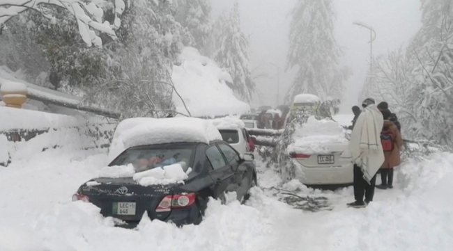 Pakistan: 21 người chết rét trong ô tô do tắc đường vì mưa tuyết - Ảnh 2.