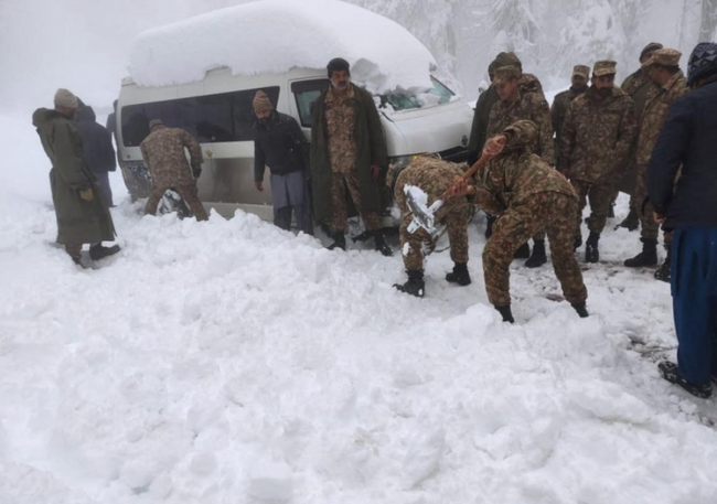 Pakistan: 21 người chết rét trong ô tô do tắc đường vì mưa tuyết - Ảnh 1.