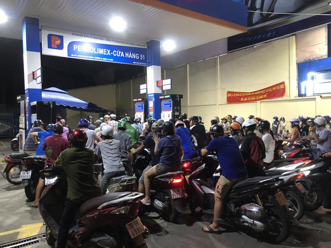 Petrolimex TP. Hồ Chí Minh huy động 80 xe chở xăng dầu từ kho về cung cấp đủ xăng cho các cửa hàng - Ảnh 2.