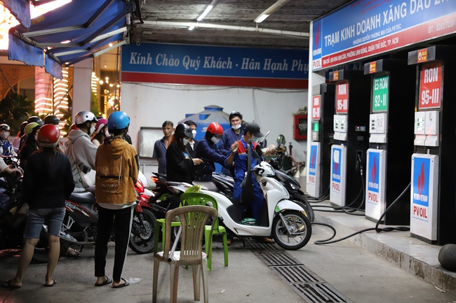 Petrolimex TP. Hồ Chí Minh huy động 80 xe chở xăng dầu từ kho về cung cấp đủ xăng cho các cửa hàng - Ảnh 4.