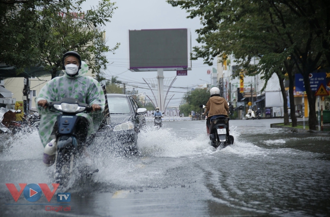 Quảng Nam: Quốc lộ 1A ngập sâu, giao thông chia cắt - Ảnh 10.