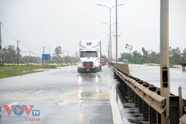 Quảng Nam: Quốc lộ 1A ngập sâu, giao thông chia cắt - Ảnh 3.