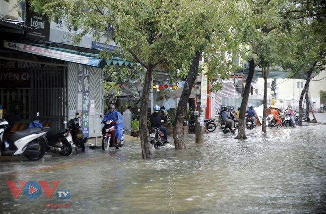 Quảng Nam: Quốc lộ 1A ngập sâu, giao thông chia cắt - Ảnh 7.
