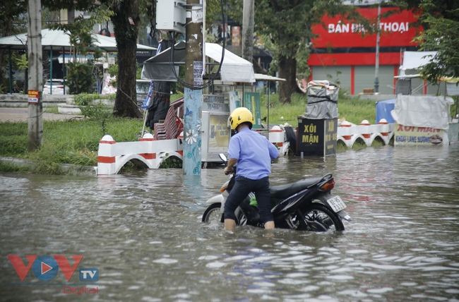 Quảng Nam: Quốc lộ 1A ngập sâu, giao thông chia cắt - Ảnh 8.