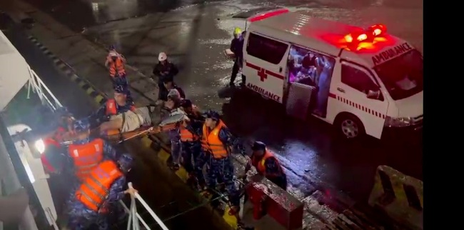 Tàu Cảnh sát biển đưa 4 bệnh nhân Lý Sơn vào bờ cấp cứu - Ảnh 2.