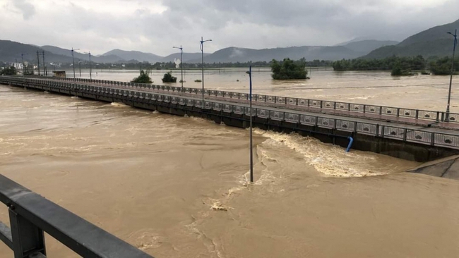Phú Yên: Nước sông lên nhanh, di dời khẩn cấp hàng trăm hộ dân đến nơi an toàn - Ảnh 1.