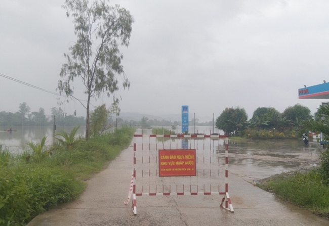 Phú Yên: Nước sông lên nhanh, di dời khẩn cấp hàng trăm hộ dân đến nơi an toàn - Ảnh 3.