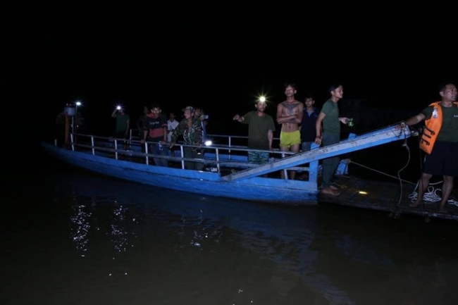 Lật thuyền tại Campuchia, hơn 10 học sinh mất tích - Ảnh 1.