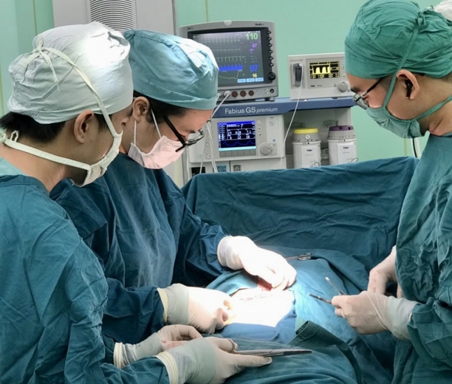 Bệnh viện Vũng Tàu cứu sống bệnh nhân xoắn lá lách hiếm gặp - Ảnh 1.