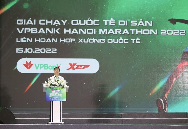 Trịnh Quốc Lượng và Nguyễn Thị Oanh vô địch VPBank Hanoi Marathon 2022 - Ảnh 1.