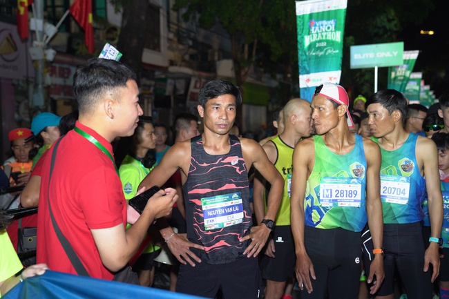 Trịnh Quốc Lượng và Nguyễn Thị Oanh vô địch VPBank Hanoi Marathon 2022 - Ảnh 4.