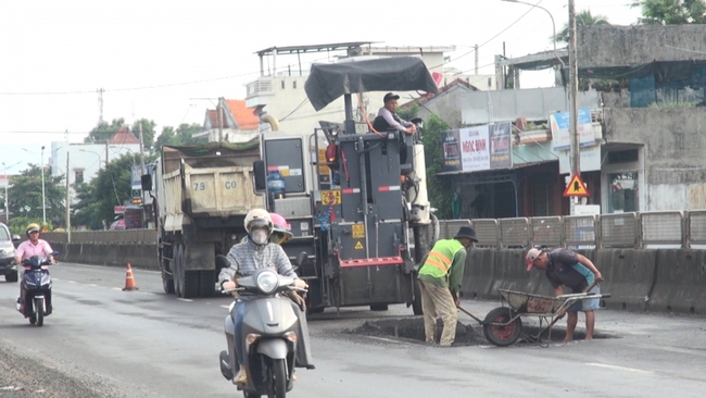 Khẩn trương vá sửa Quốc lộ 1A qua tỉnh Phú Yên - Ảnh 2.