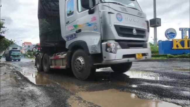 Khẩn trương vá sửa Quốc lộ 1A qua tỉnh Phú Yên - Ảnh 4.
