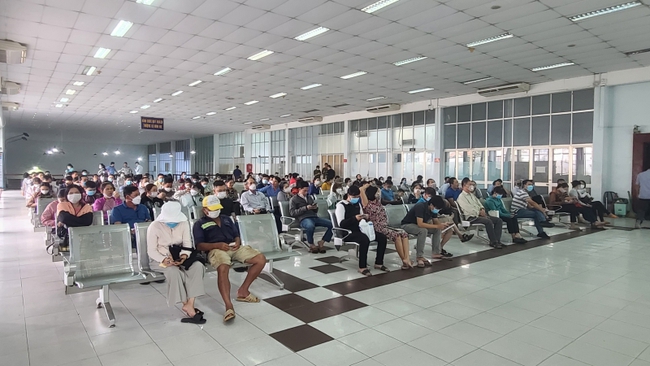 Ga Sài Gòn ngày đầu mở bán vé tàu Tết 2023 - Ảnh 1.