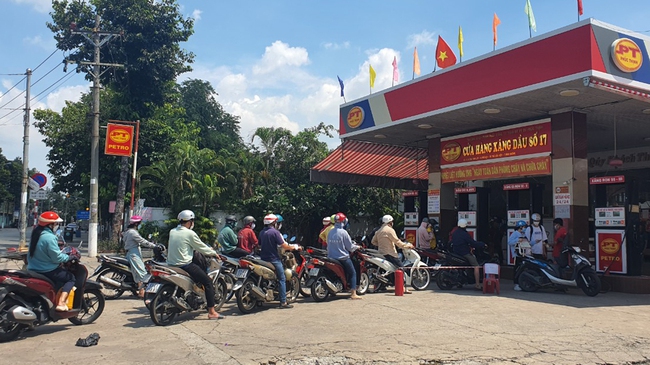 Tái diễn cảnh người dân khổ sở đi mua xăng ở Bình Dương, Bình Phước - Ảnh 2.
