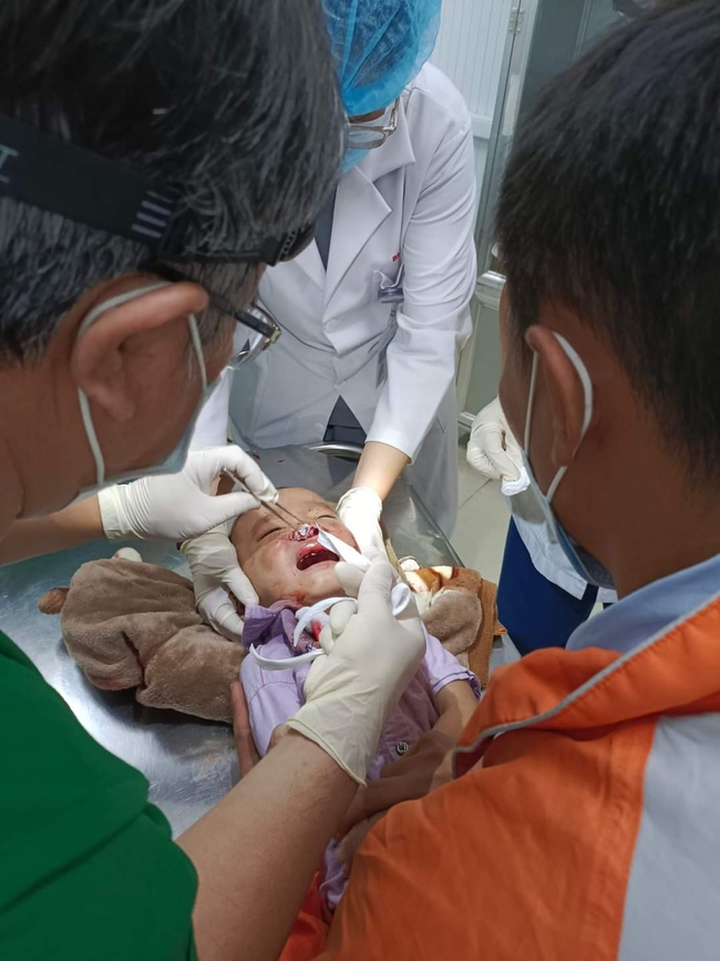 Tiền Giang: Khẩn trương làm rõ thông tin CSGT đánh em bé 3 tuổi trọng thương - Ảnh 1.