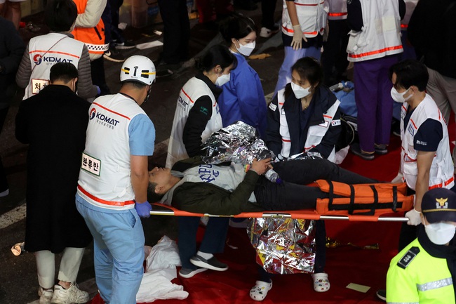 Có hai người nước ngoài trong số 149 người thiệt mạng trong vụ giẫm đạp ở Hàn Quốc - Ảnh 1.