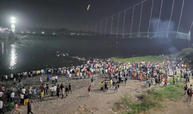 Ấn Độ: Sập cầu treo, hàng trăm người rơi xuống sông - Ảnh 1.