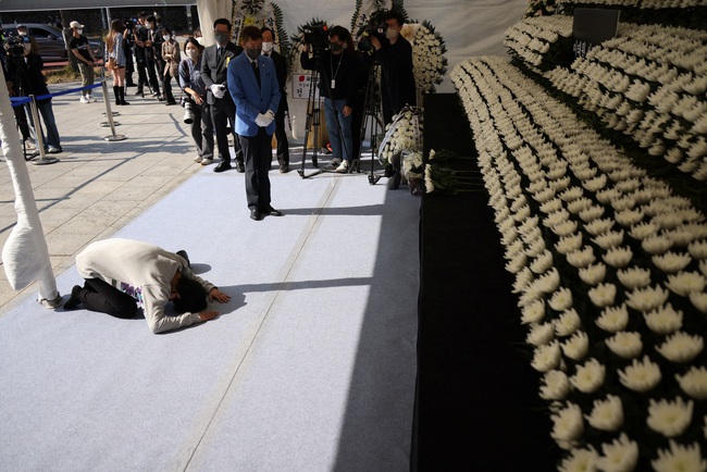 Vụ giẫm đạp ở Seoul: Hàn Quốc bắt đầu tổ chức lễ tưởng niệm các nạn nhân - Ảnh 1.