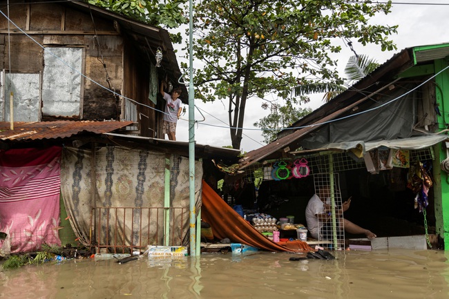 Số nạn nhân thiệt mạng do bão Nalgae ở Philippines tăng lên 98 người - Ảnh 1.