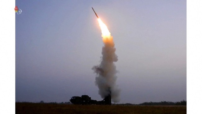 Triều Tiên lại phóng 2 tên lửa đạn đạo   - Ảnh 1.