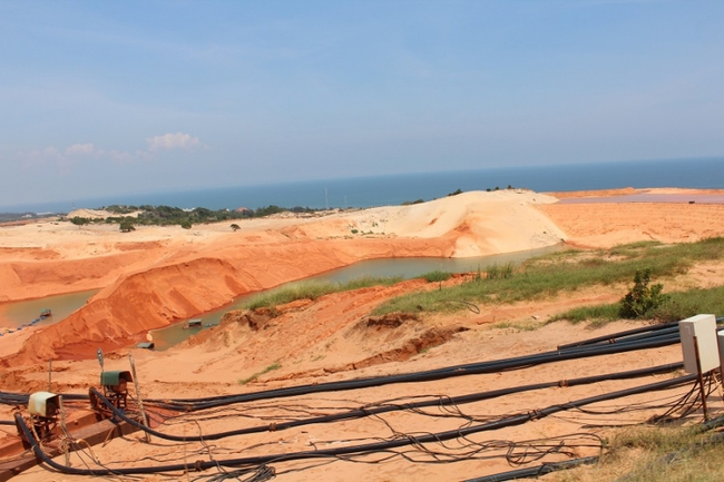 Vụ sạt lở cát tại mỏ titan ở Bình Thuận làm 4 người chết có dấu hiệu hình sự - Ảnh 1.