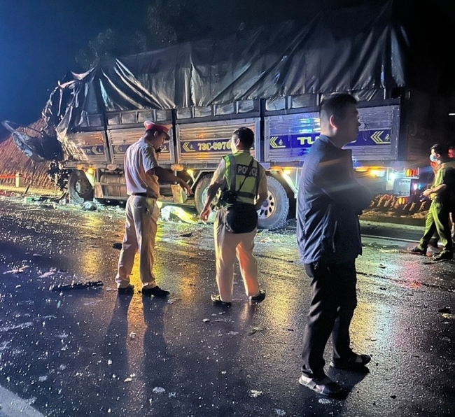 Thừa Thiên Huế: Tai nạn giao thông, 2 người chết, 13 người bị thương - Ảnh 1.