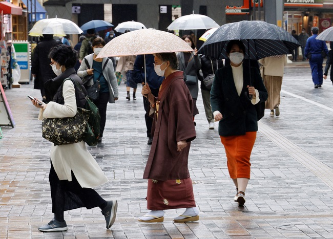Nhật Bản, Hàn Quốc đối mặt với làn sóng dịch COVID-19 mới - Ảnh 1.