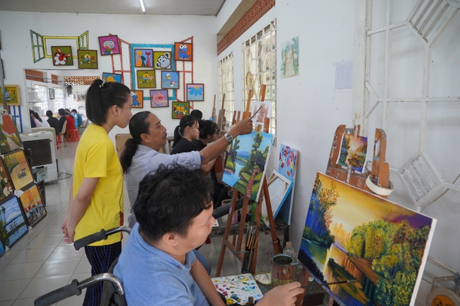 Thầy giáo hơn 10 năm dạy vẽ miễn phí cho trẻ khuyết tật - Ảnh 1.