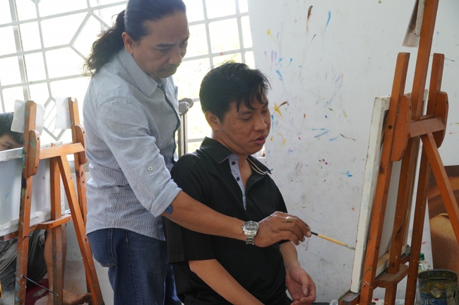 Thầy giáo hơn 10 năm dạy vẽ miễn phí cho trẻ khuyết tật - Ảnh 2.