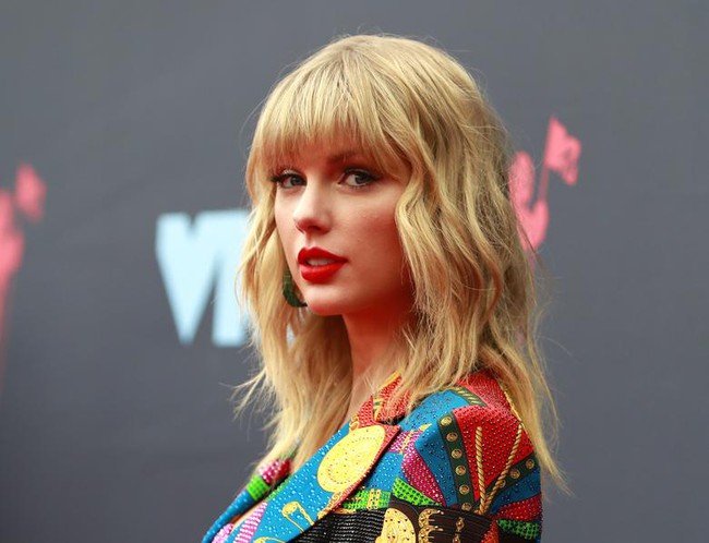 Taylor Swift nhận nhiều giải thưởng nhất tại AMAs 2022, BTS giành giải năm thứ 5 liên tiếp - Ảnh 1.