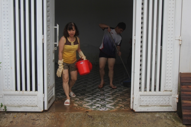 Người dân Quy Nhơn khắc phục ngập nặng do mưa lớn - Ảnh 3.