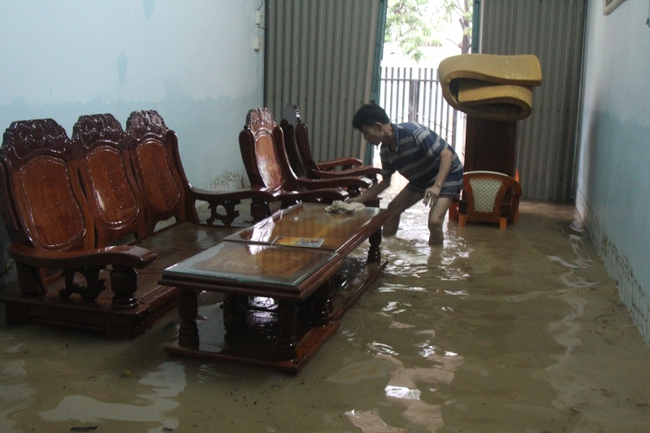 Người dân Quy Nhơn khắc phục ngập nặng do mưa lớn - Ảnh 2.