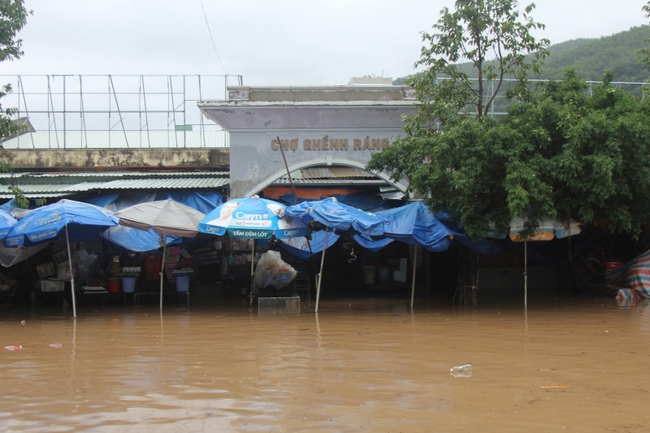 Người dân Quy Nhơn khắc phục ngập nặng do mưa lớn - Ảnh 1.