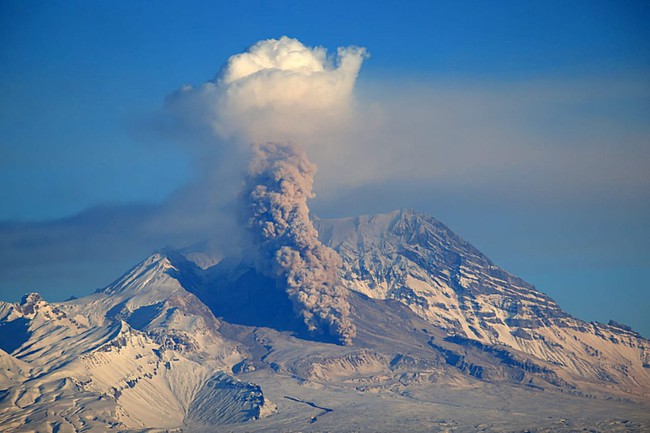 Mỹ: Núi lửa còn hoạt động lớn nhất thế giới lần đầu tiên phun trào sau gần 40 năm
 - Ảnh 1.