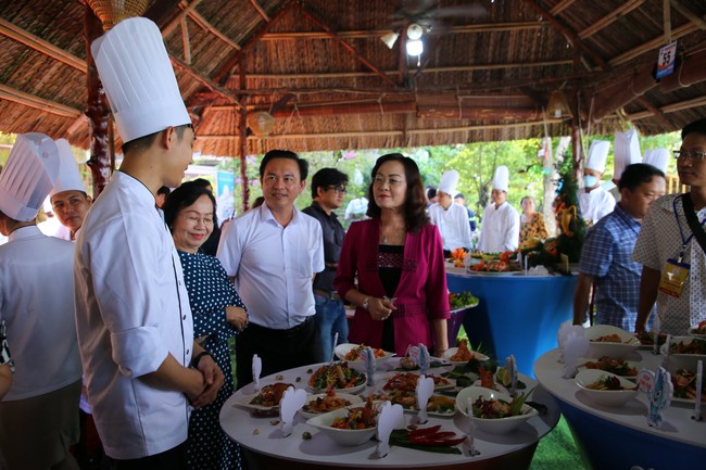 Công bố xác lập kỷ lục Việt Nam về 122 món ăn được chế biến từ tôm và muối Bạc Liêu - Ảnh 1.