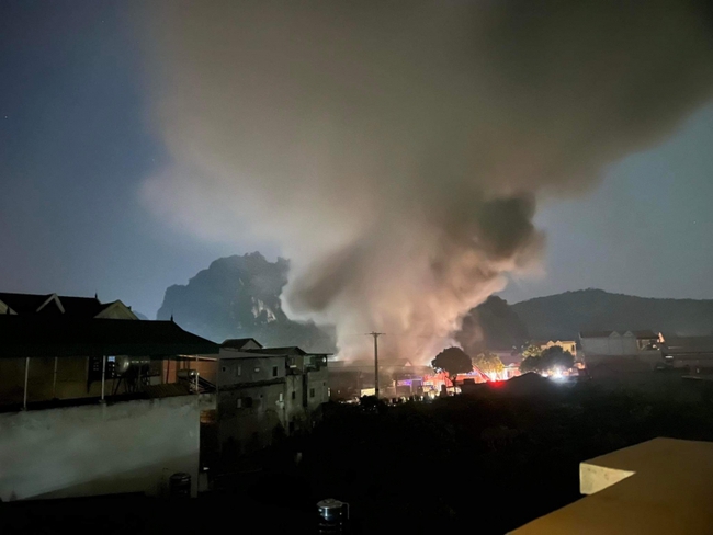 Cháy lớn ở Sơn La thiệt hại ước tính hàng chục tỷ đồng. - Ảnh 1.