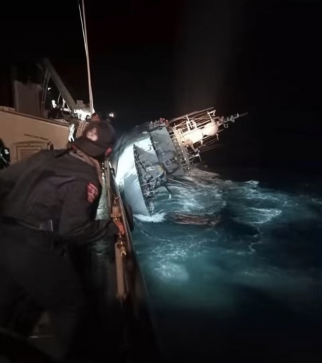 Thái Lan: Tàu hải quân chìm trong đêm bão, 33 thủy thủ mất tích - Ảnh 1.