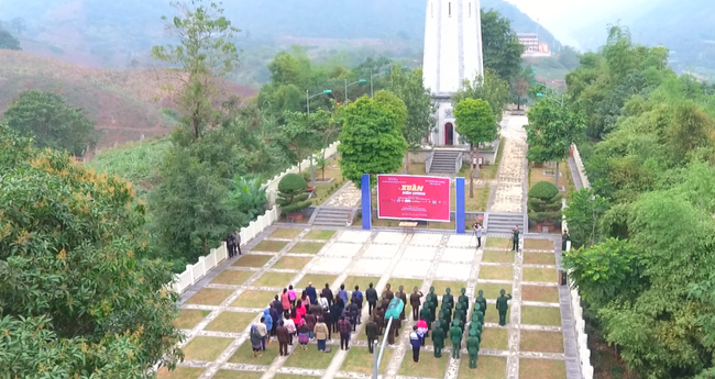 Lào Cai: Lễ thượng cờ thiêng liêng tại cột cờ Lũng Pô, khởi đầu chuỗi chương trình thiện nguyện 'Xuân biên cương' - Ảnh 1.