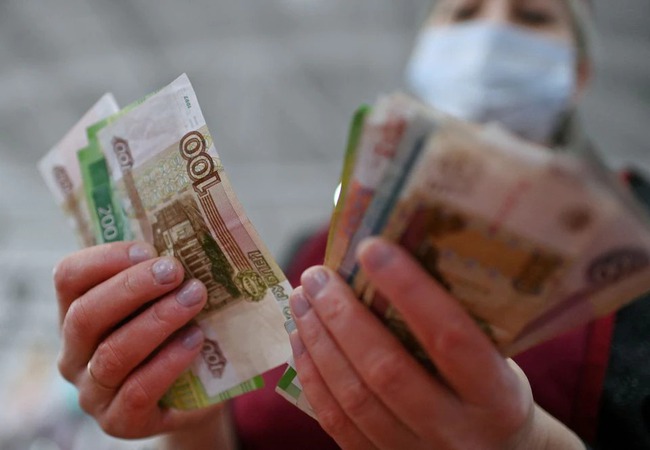 Đồng ruble Nga giảm xuống mức thấp nhất trong 7 tháng - Ảnh 1.