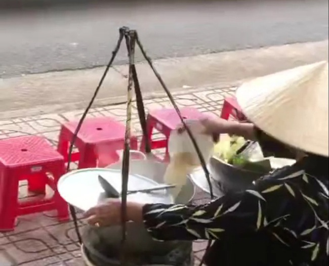 Khánh Hòa: Xác minh người bán hàng rong đổ thức ăn thừa vào nồi nước lèo - Ảnh 1.