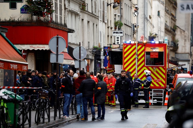 Hai người thiệt mạng, nhiều người bị thương trong vụ xả súng ở trung tâm Paris - Ảnh 1.