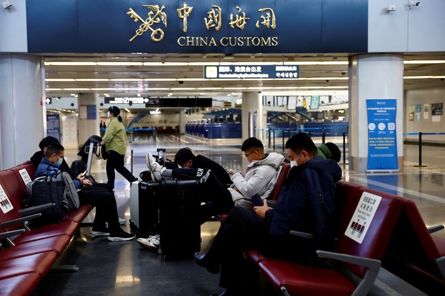 Trung Quốc nối lại việc cấp hộ chiếu, thị thực từ ngày 8/1/2023 - Ảnh 1.