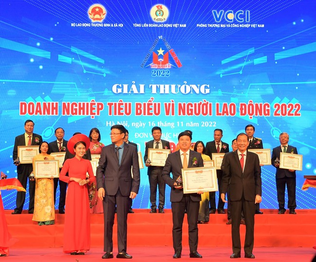 Vietcombank 3 lần liên tiếp được vinh danh “Doanh nghiệp tiêu biểu vì người lao động” và Top 10 Nơi làm việc tốt nhất Việt Nam - Ảnh 1.