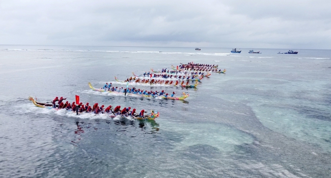Lễ hội đua thuyền truyền thống Tứ linh tại đảo Lý Sơn thu hút đông đảo người dân và du khách - Ảnh 1.