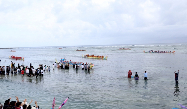 Lễ hội đua thuyền truyền thống Tứ linh tại đảo Lý Sơn thu hút đông đảo người dân và du khách - Ảnh 2.