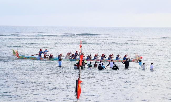 Lễ hội đua thuyền truyền thống Tứ linh tại đảo Lý Sơn thu hút đông đảo người dân và du khách - Ảnh 3.